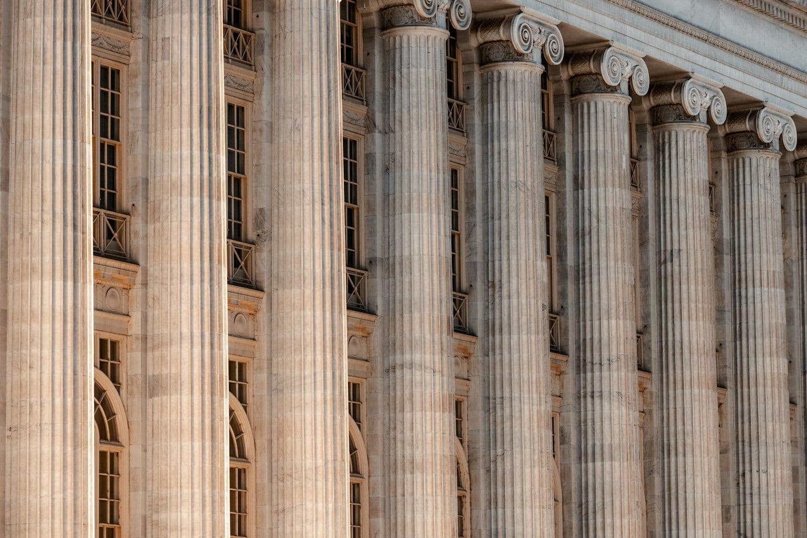 A large building with columns and a clock on the front of it, illustrating chapter 7 vs Chapter 13 Bankruptcy.