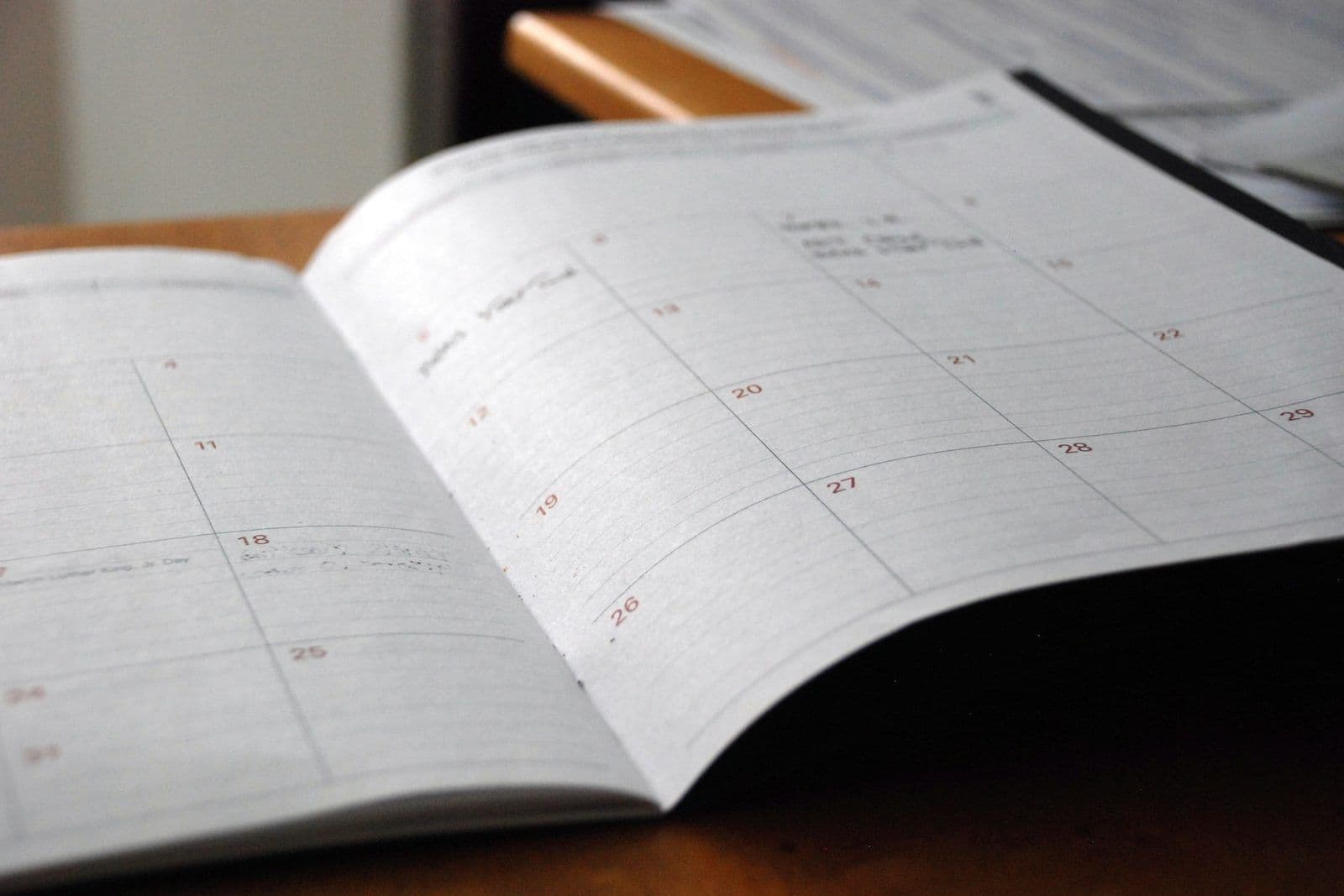 Un calendario sobre un escritorio, ilustrando cada cuánto se actualiza tu puntaje de crédito.