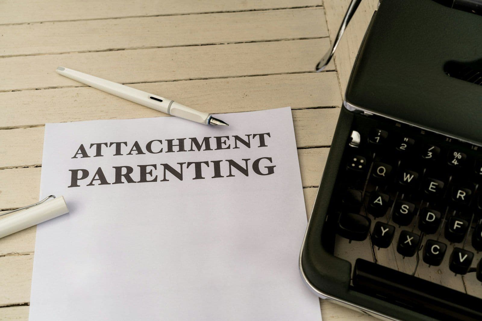 Madre e hijo revisan documentos para proteger su crédito del robo de identidad