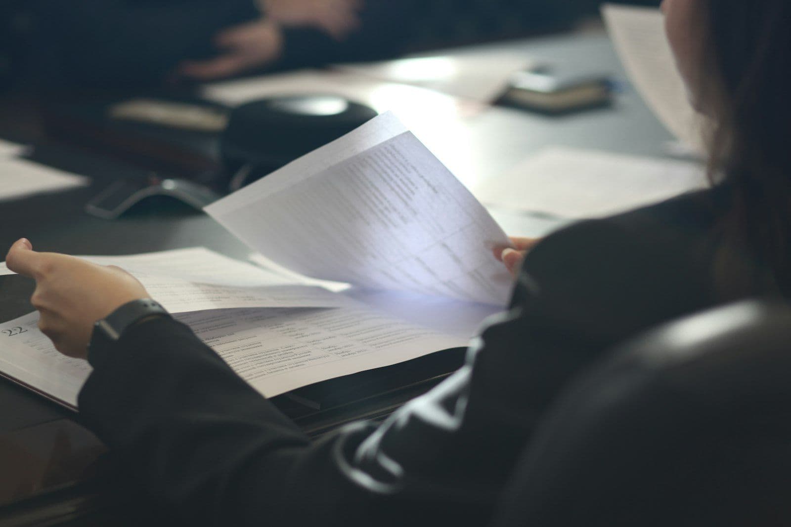 Persona corrige datos personales en su reporte de crédito con documentos