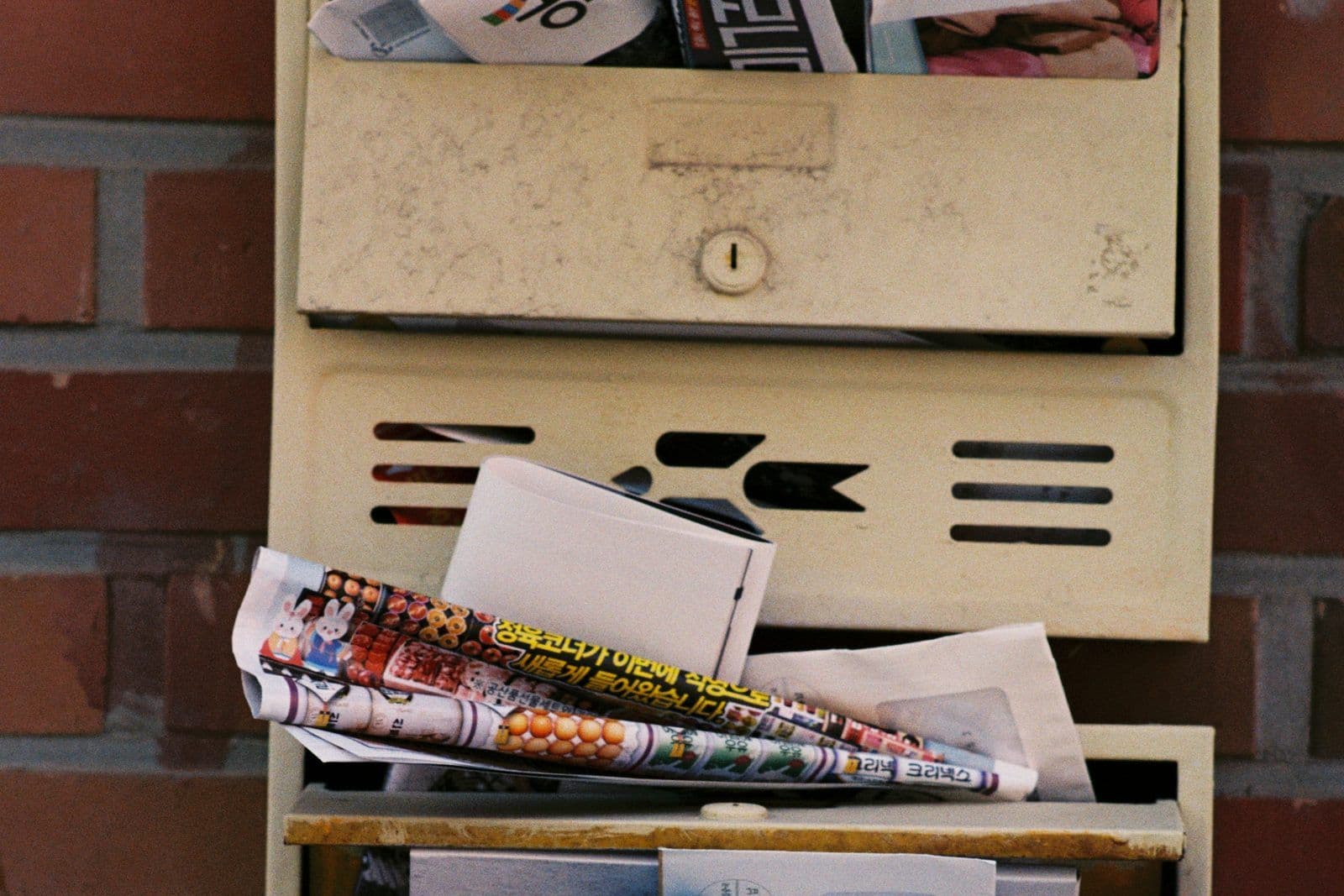 A mailbox stuffed with letters, illustrating prescreened credit card offers.