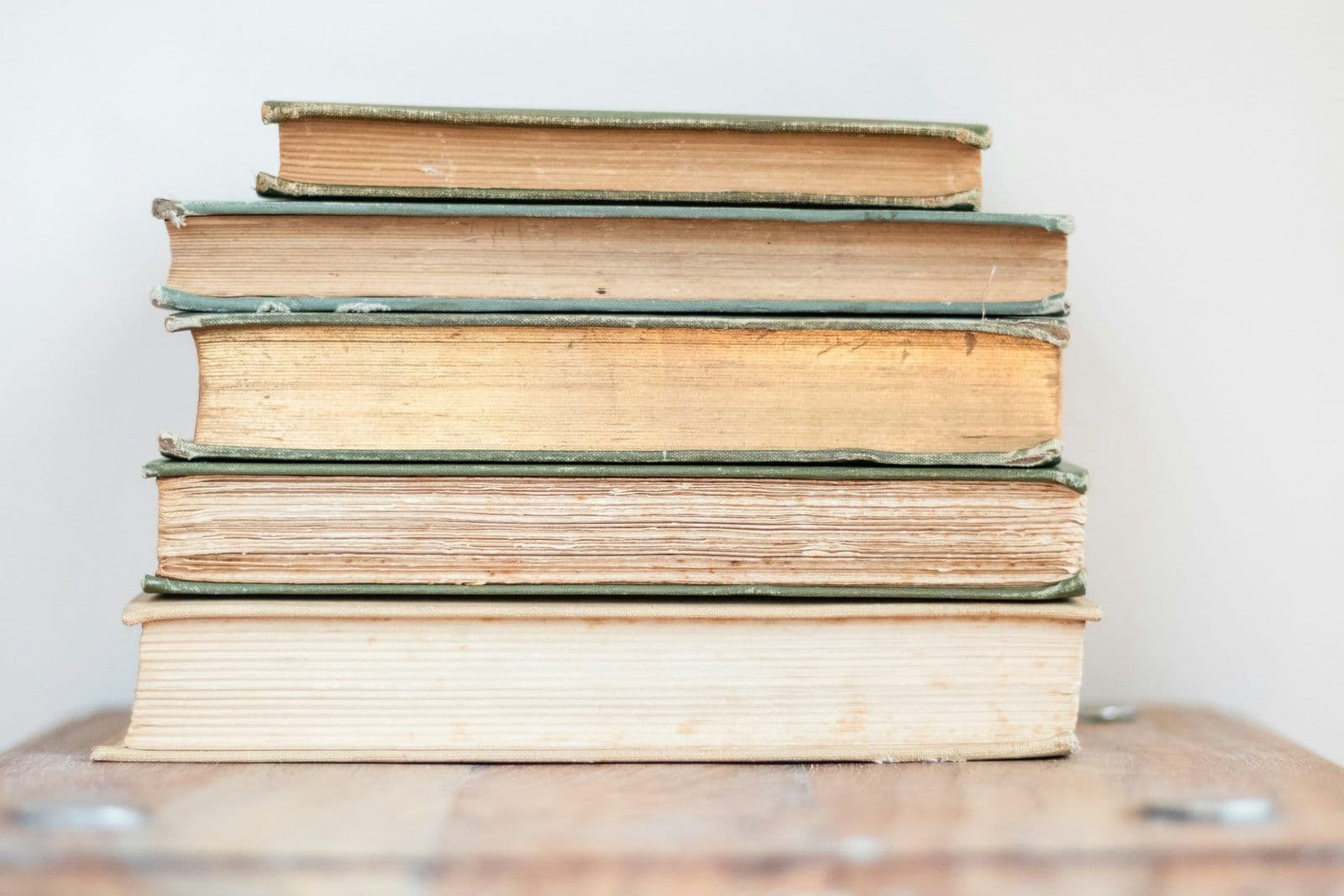 Una pila de libros, ilustrando los préstamos estudiantiles en default.