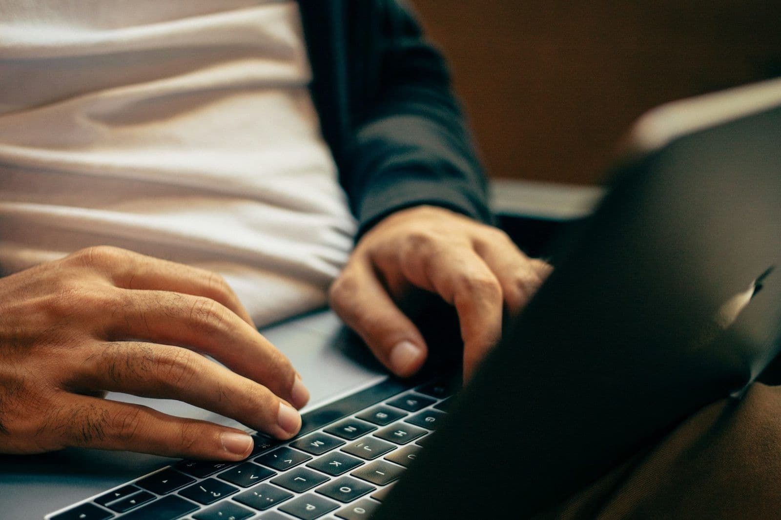 Una persona llenando un formulario en su laptop, ilustrando cómo presentar una queja ante la CFPB.