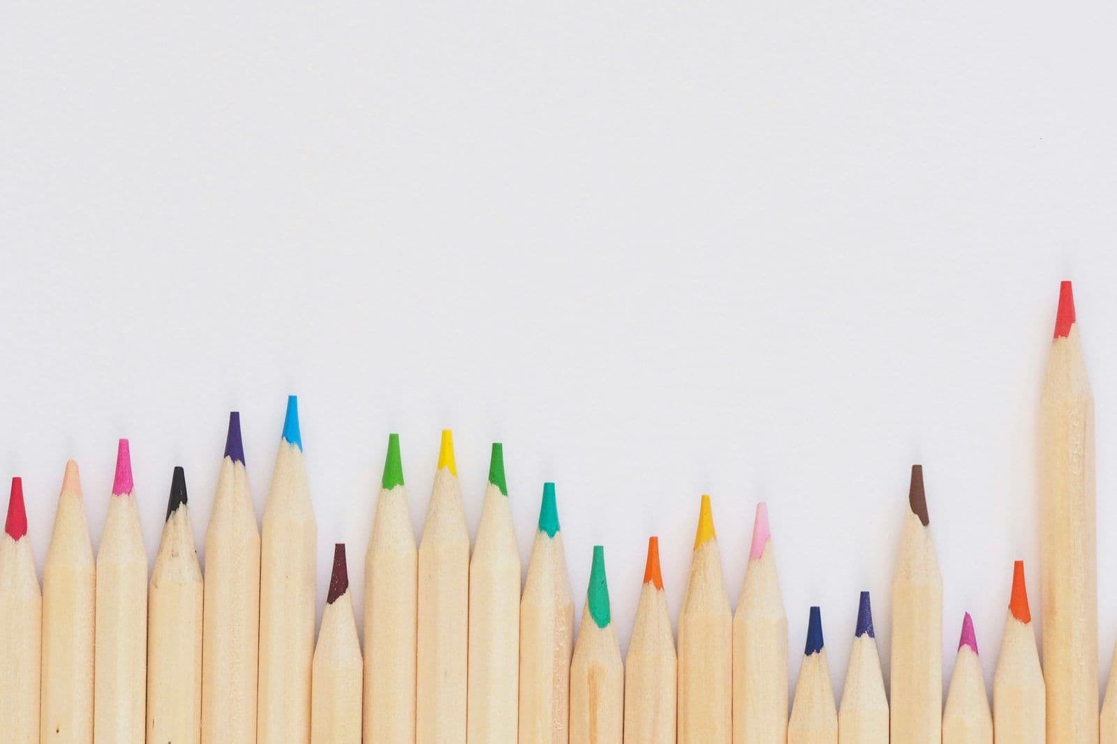 Lápices de colores variados, ilustrando la mezcla de crédito.
