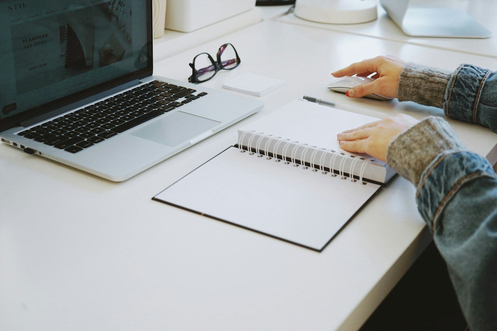 Persona con un cuaderno revisando sus finanzas, ilustrando qué es real en la reparación de crédito.