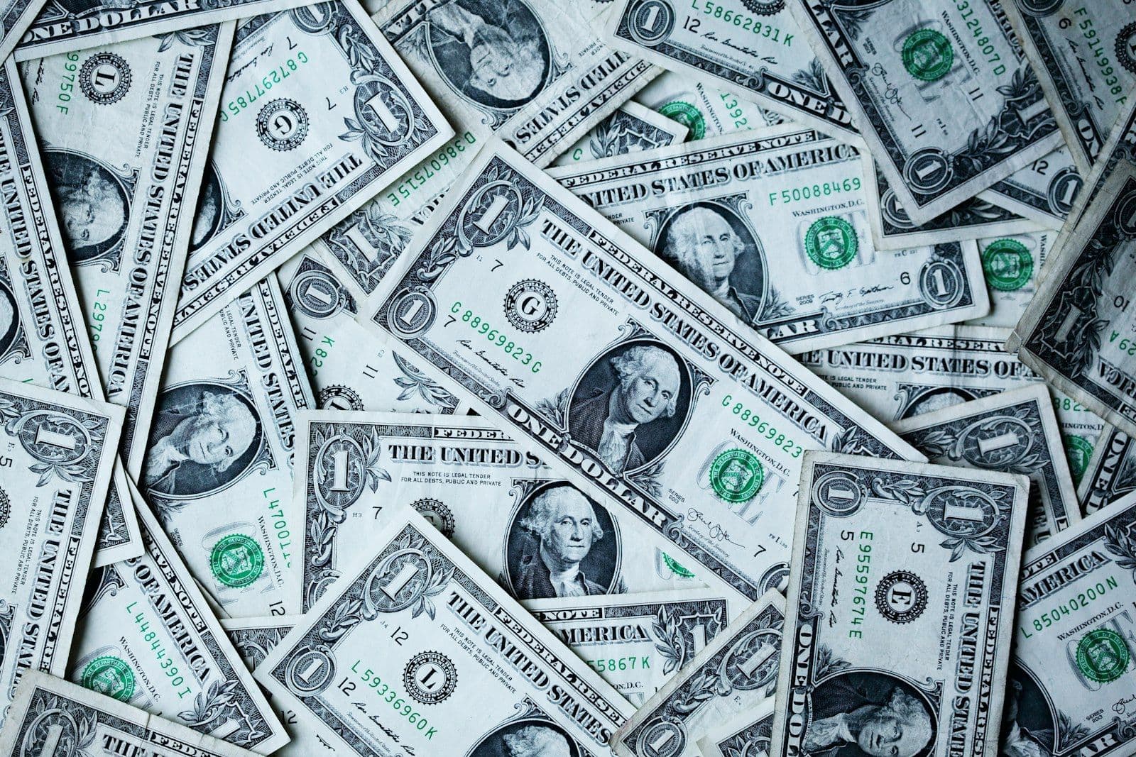 Billetes de dólar, ilustrando el embargo de salario por una deuda.