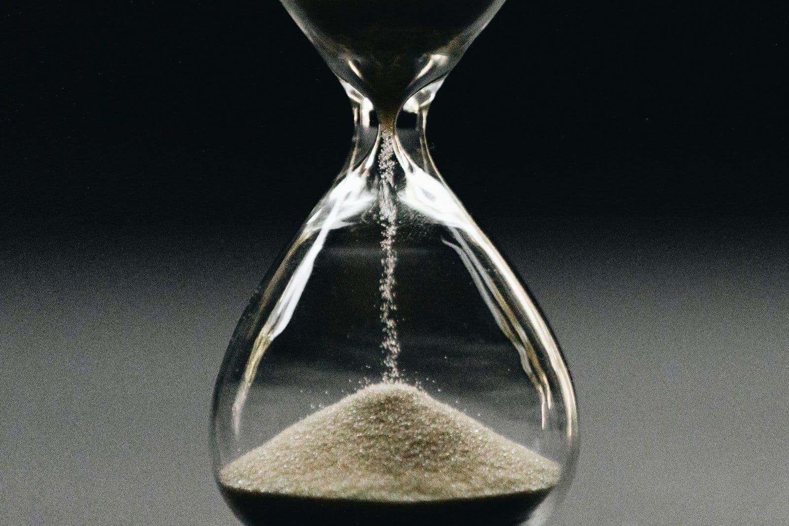 An hourglass running out of sand, illustrating the FCRA 30-day dispute deadline.