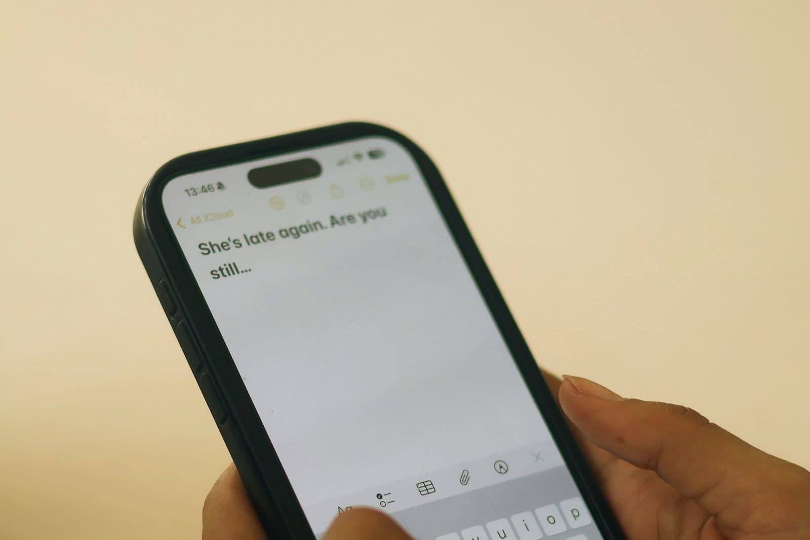 Unas manos escribiendo en un teléfono, ilustrando las nuevas reglas de cobro (Regulation F).