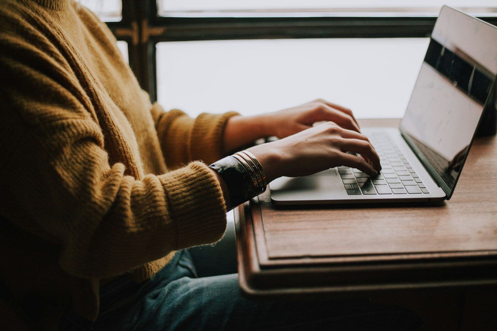 Persona llena la declaración jurada de robo de identidad de la FTC en una laptop