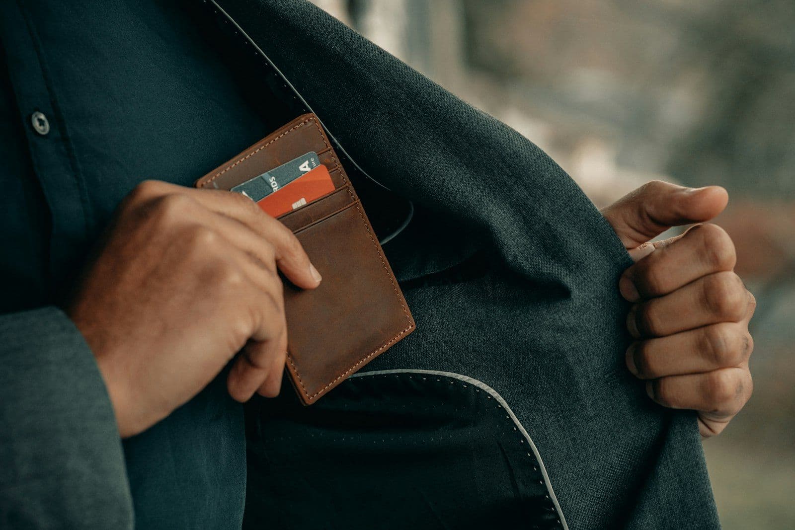 A man holding a wallet in his pocket, illustrating credit Utilization and the Statement Closing Date.