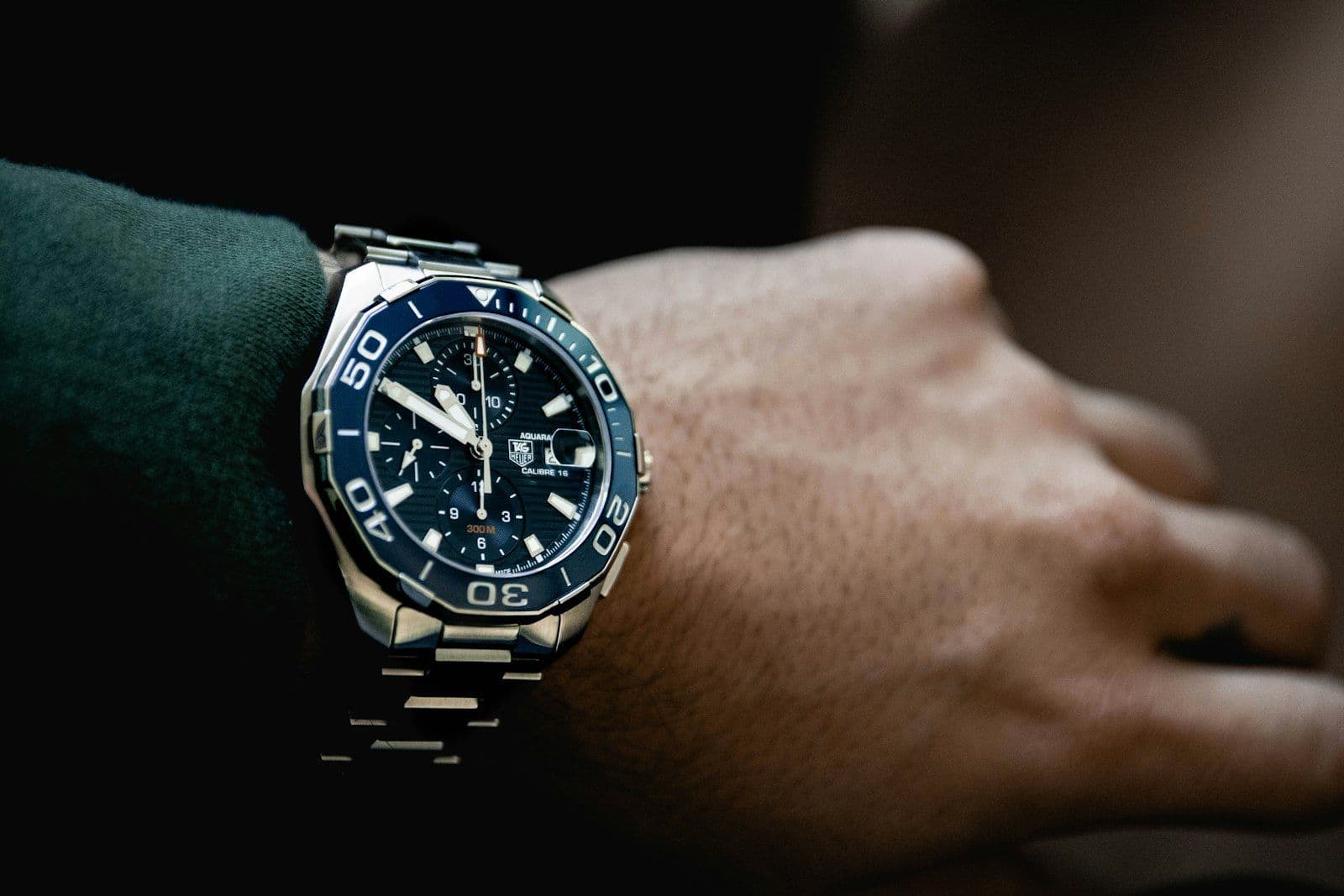 Close-up of a watch face, illustrating the credit card grace period between statement and due date.