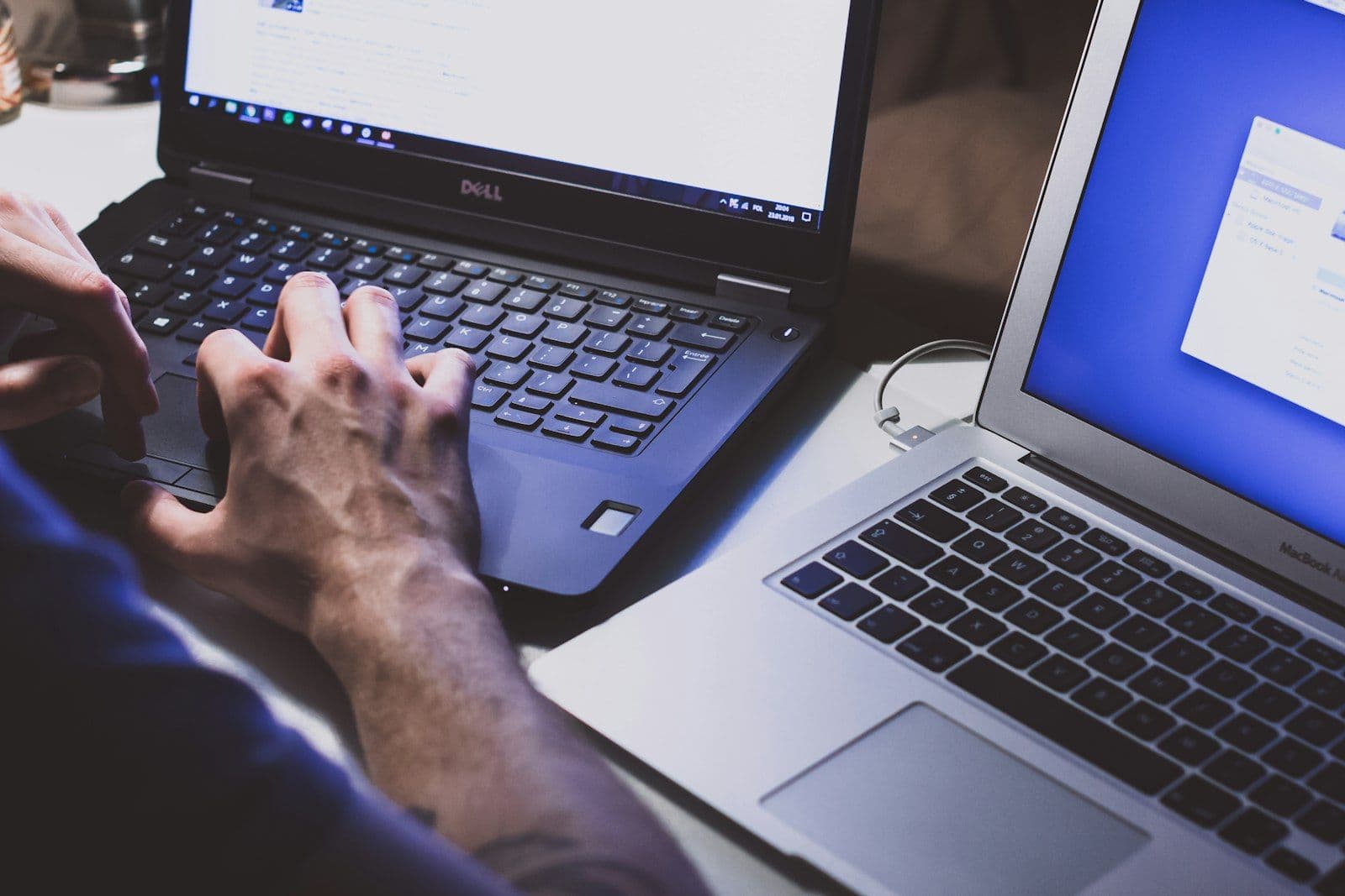 Persona usando una laptop, ilustrando los pasos a seguir ante un robo de identidad.