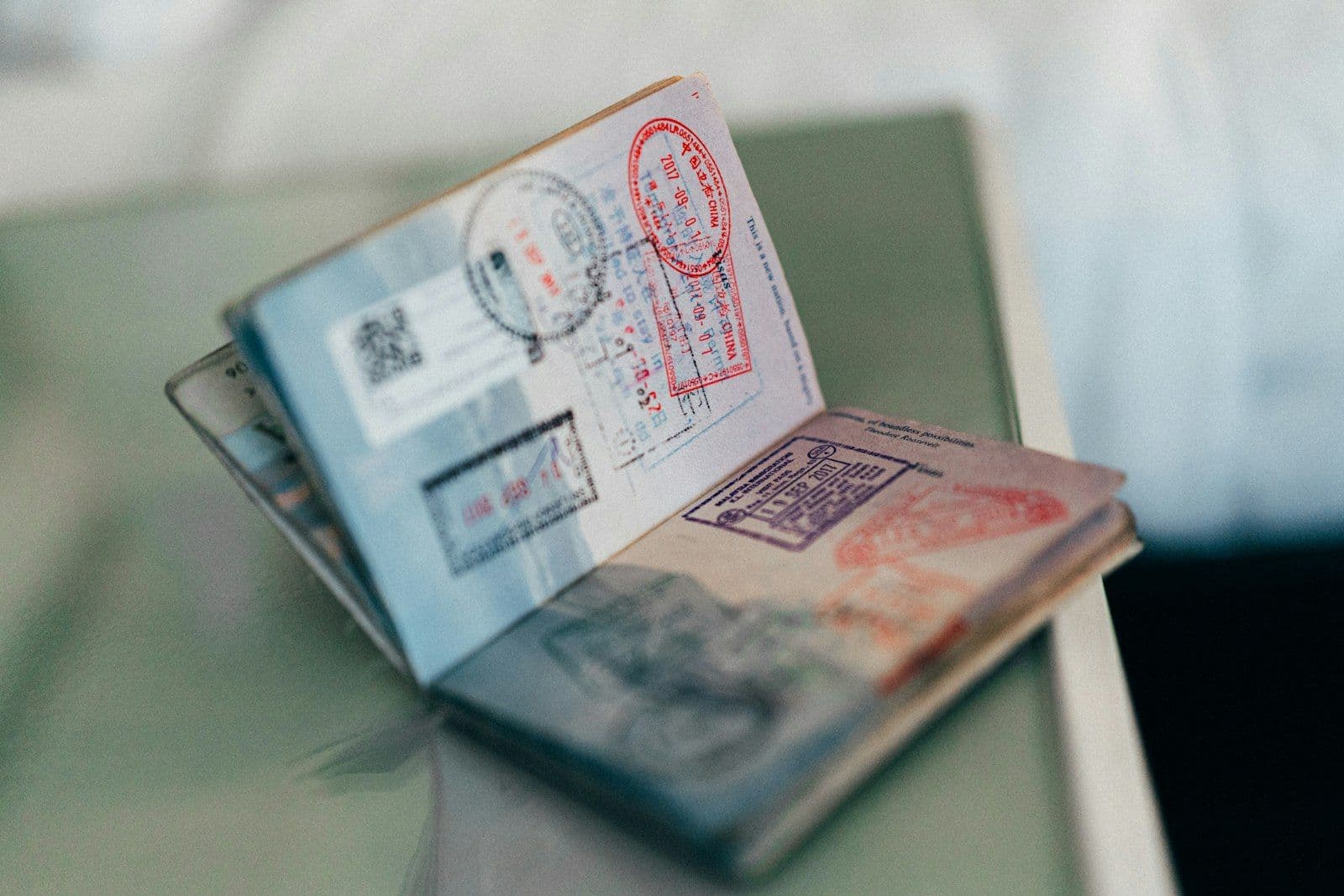 Un pasaporte sobre una mesa, ilustrando cómo empezar tu crédito al llegar a USA.