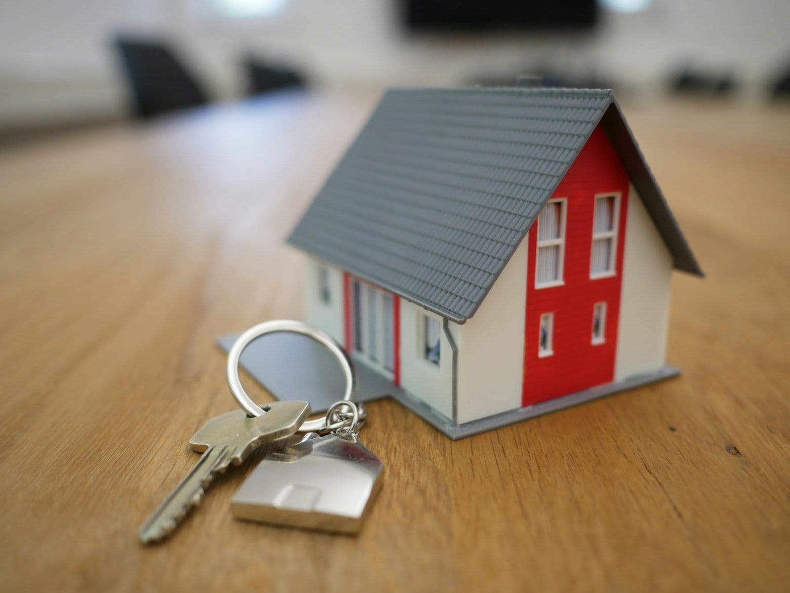 Llaves de un apartamento sobre un contrato de renta junto a documentos de crédito