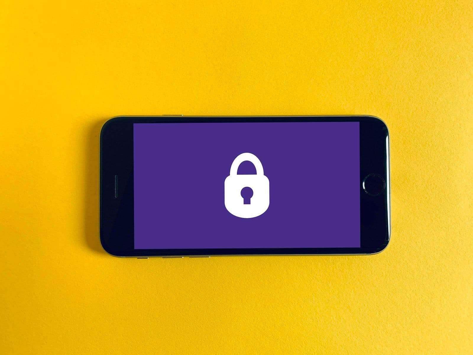 Un teléfono con una alerta de seguridad, ilustrando la alerta de fraude en tu crédito.