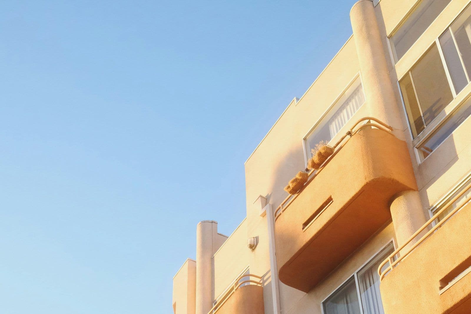 Un edificio de apartamentos, ilustrando el reporte de crédito de inquilino.
