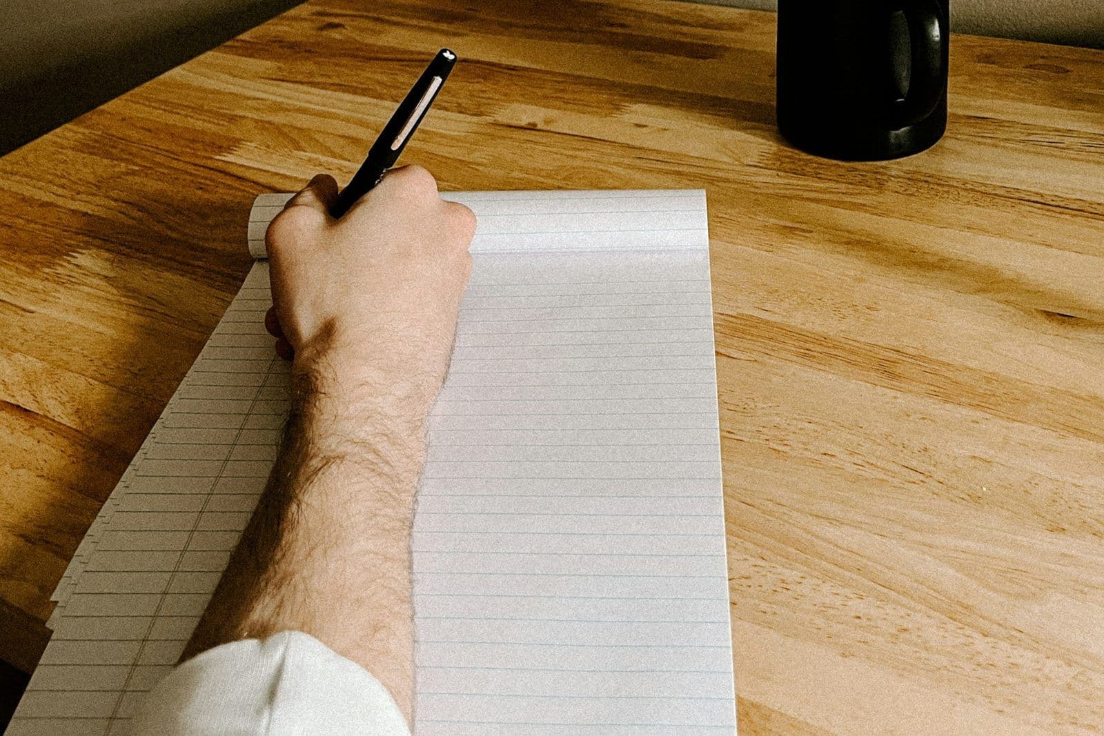 Una persona escribiendo una carta, ilustrando la disputa directa con el acreedor.