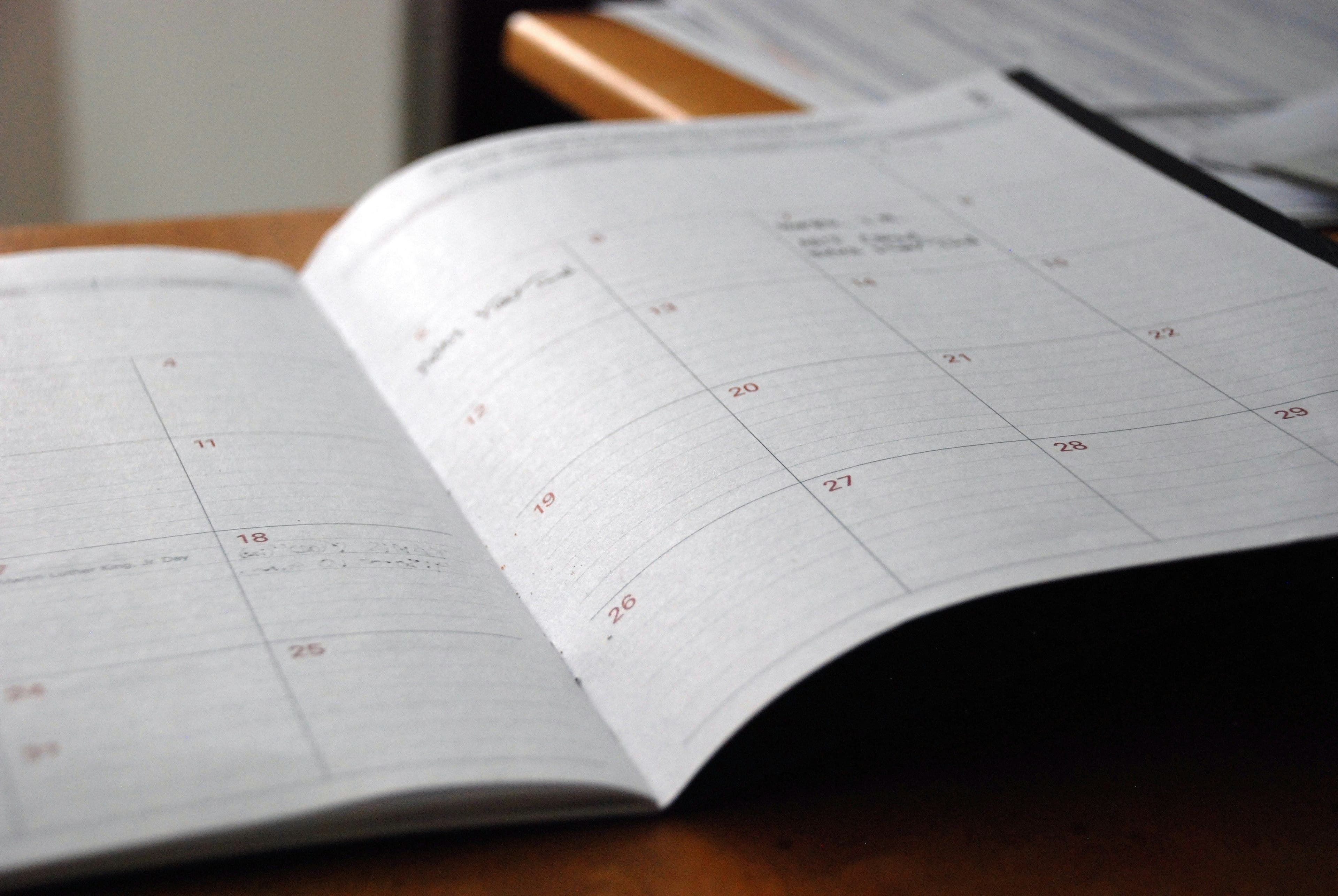 Open page-a-day calendar on a wooden desk, illustrating the FCRA 30-day deadline for credit bureau dispute investigations.