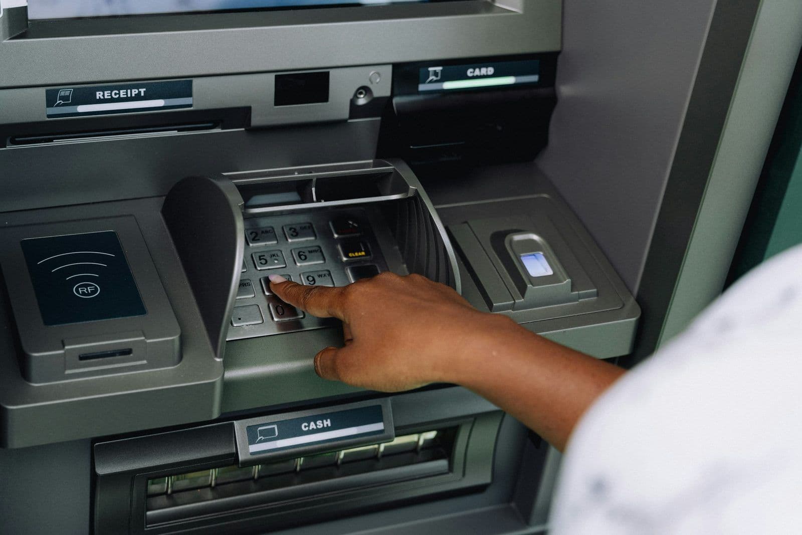 Una persona usando un cajero automático, ilustrando qué es un cash advance.