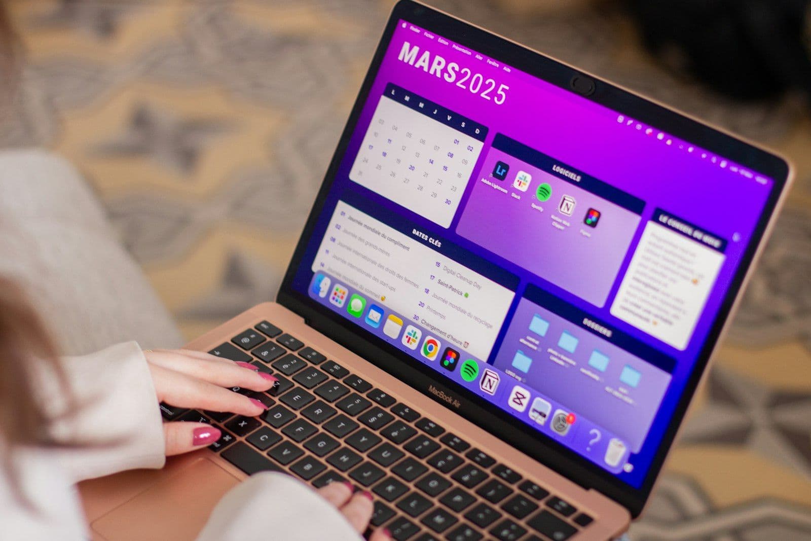 Persona revisa un calendario y su reporte de crédito en una laptop