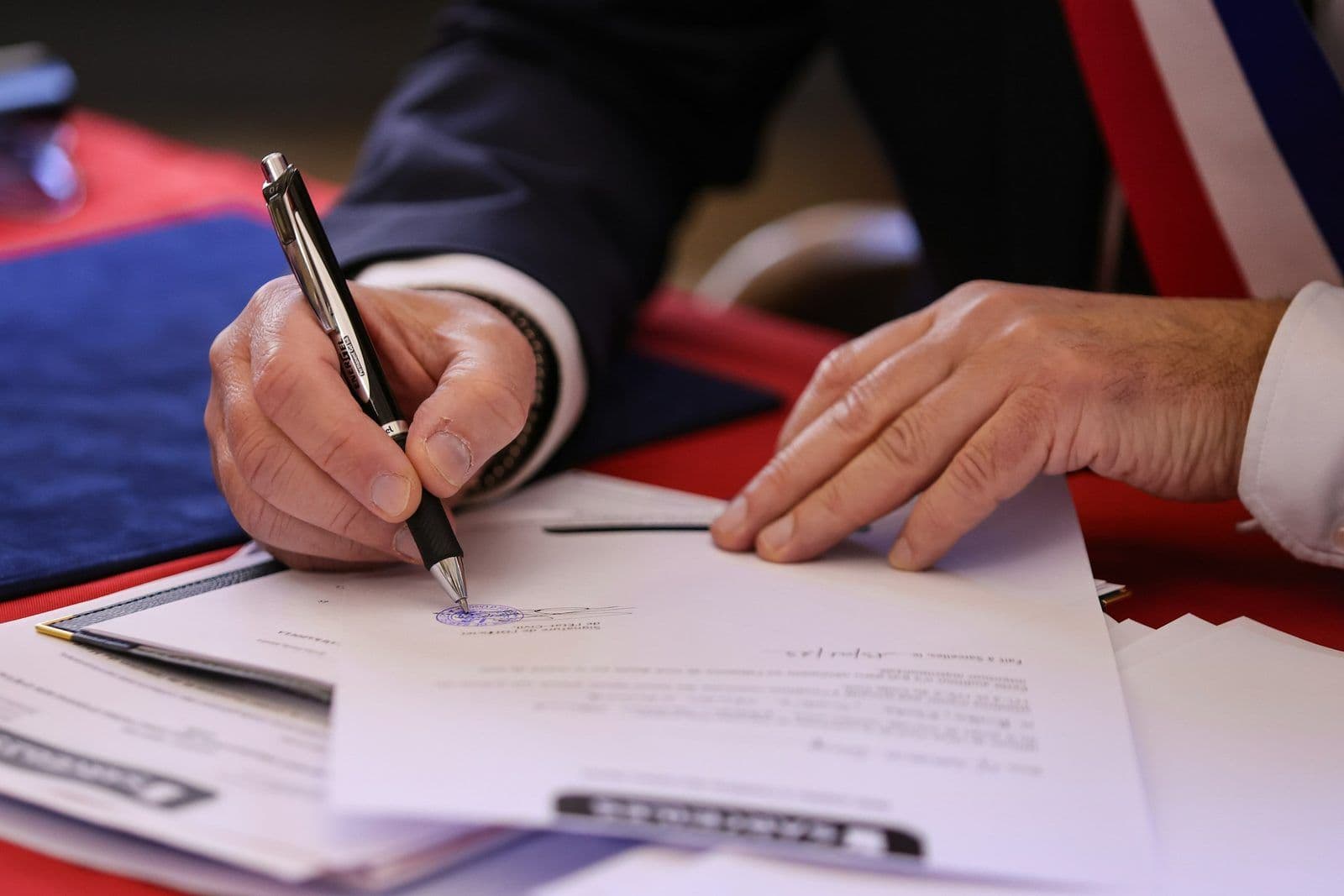 Una persona firmando un documento, ilustrando cómo separar deudas en un divorcio.