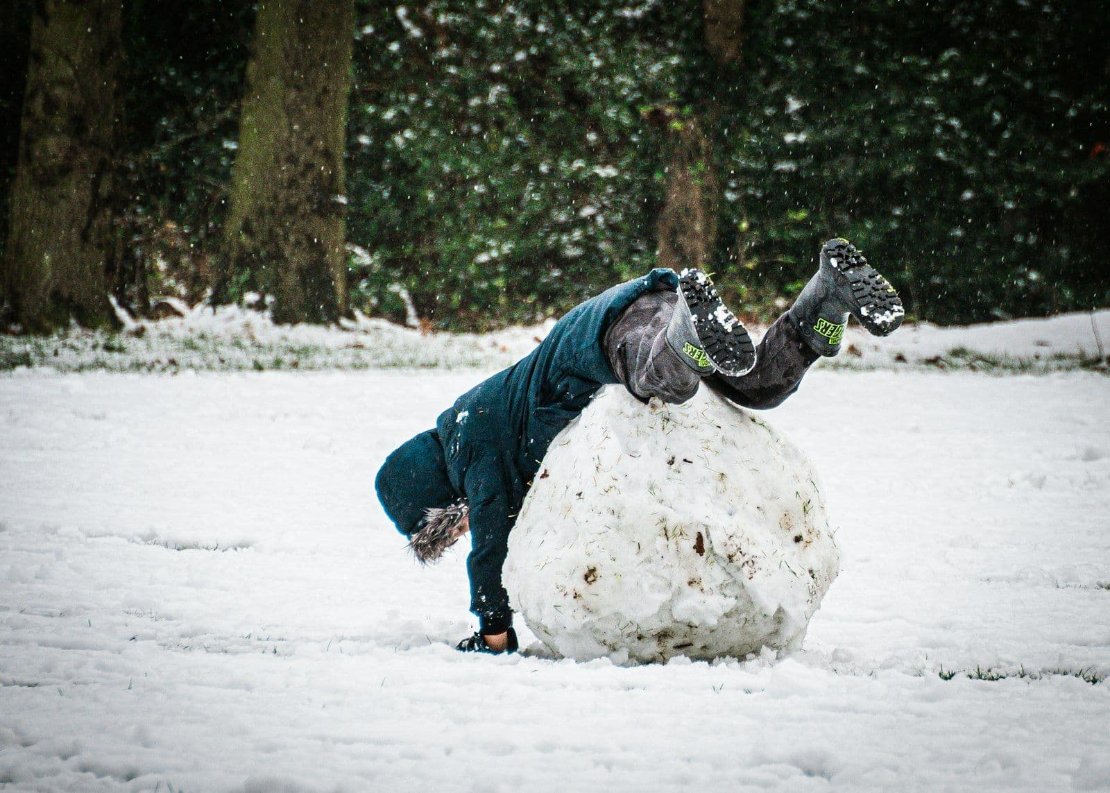 Snow rolling down a slope, illustrating the debt snowball versus avalanche payoff methods.