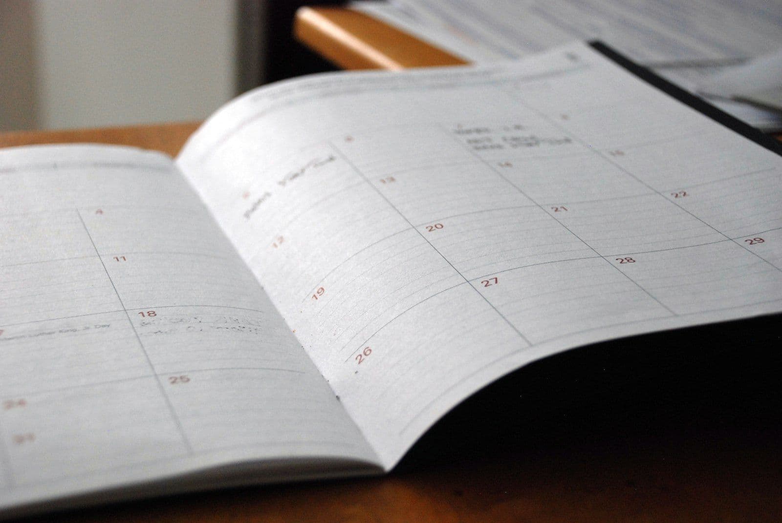Un calendario mensual, ilustrando cuánto tiempo permanece la información negativa en tu reporte.
