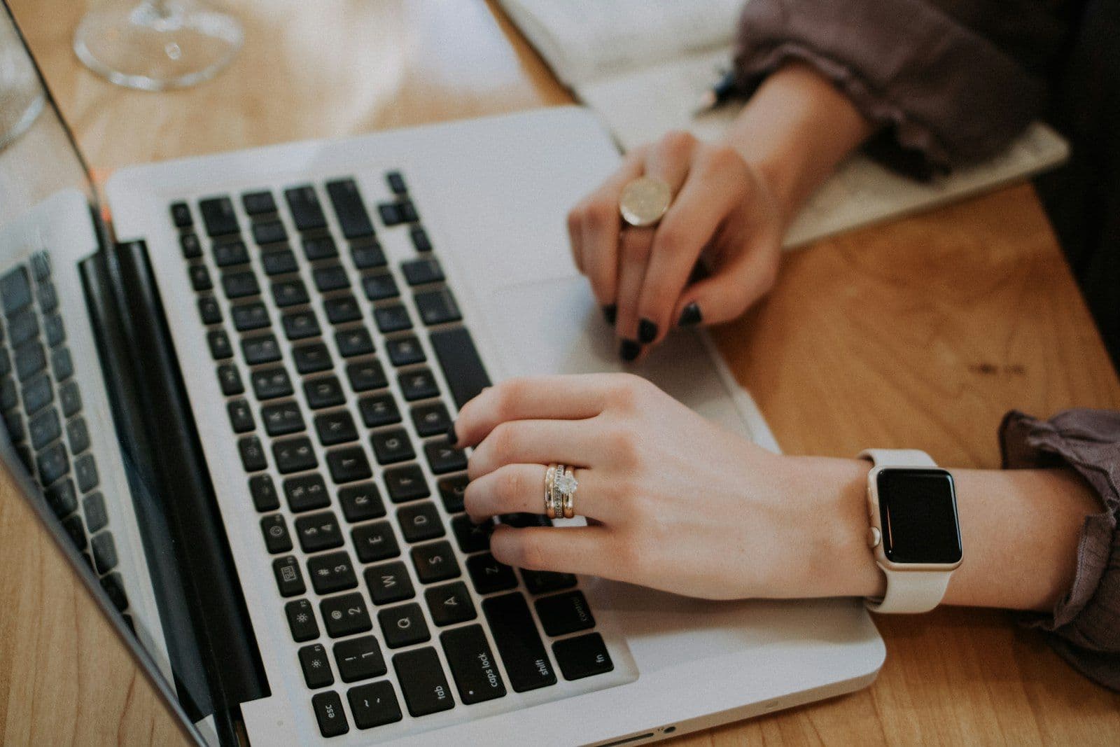 Persona organiza sus finanzas en una laptop para construir crédito en USA con ITIN