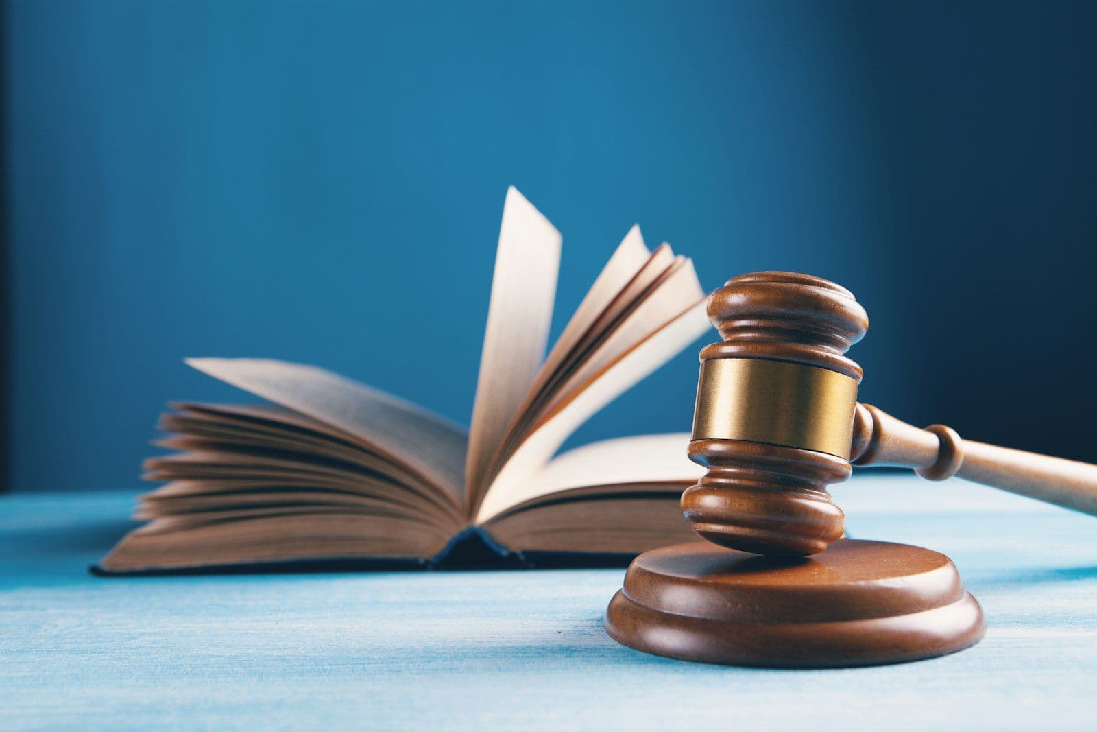 Libro de leyes y documentos que representan tus derechos bajo la FCRA