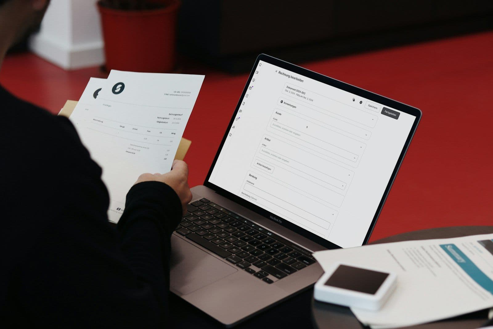 Persona protege sus documentos y datos en una laptop para evitar el robo de identidad
